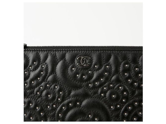 Chanel Clutch con borchie Camellia Nero - vista 3