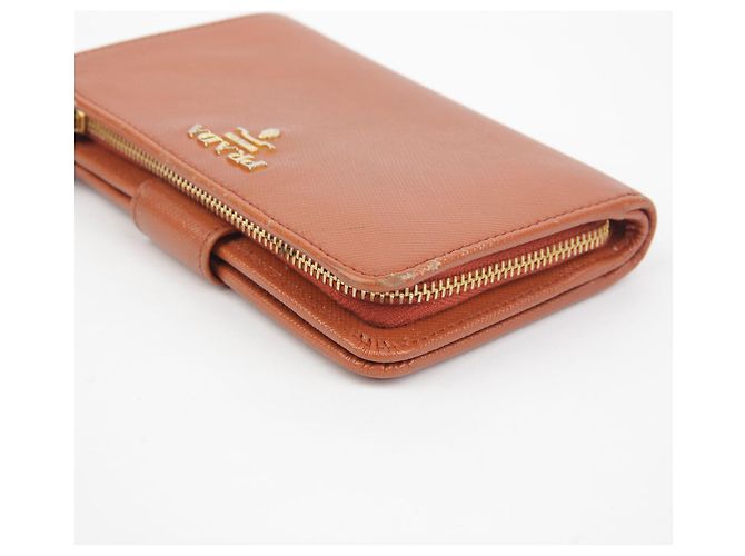 Saffiano Prada Kompakte Geldbörse mit Metall-Logo - Ansicht 11