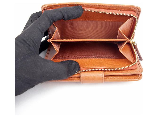 Saffiano Prada Kompakte Geldbörse mit Metall-Logo - Ansicht 13