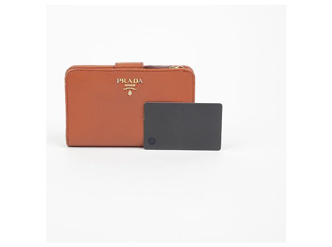 Saffiano Prada Kompakte Geldbörse mit Metall-Logo - Ansicht 14