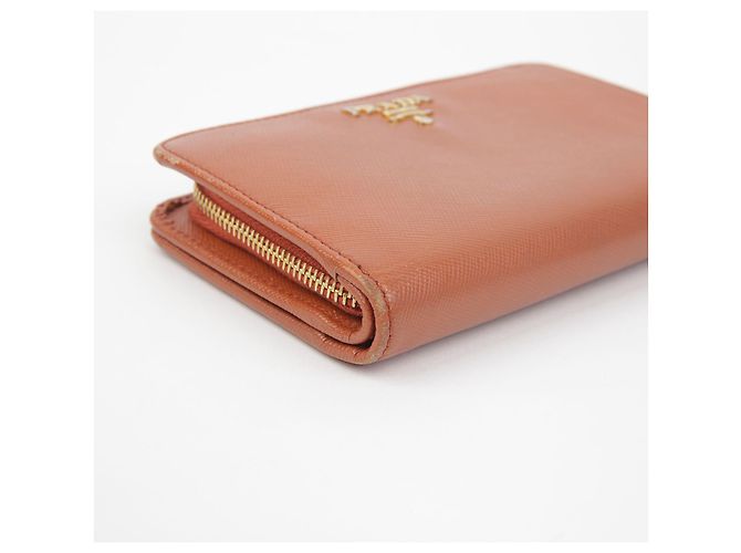 Saffiano Prada Kompakte Geldbörse mit Metall-Logo - Ansicht 8