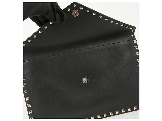 Valentino Clutch sobre Rockstud Negro - vista 11