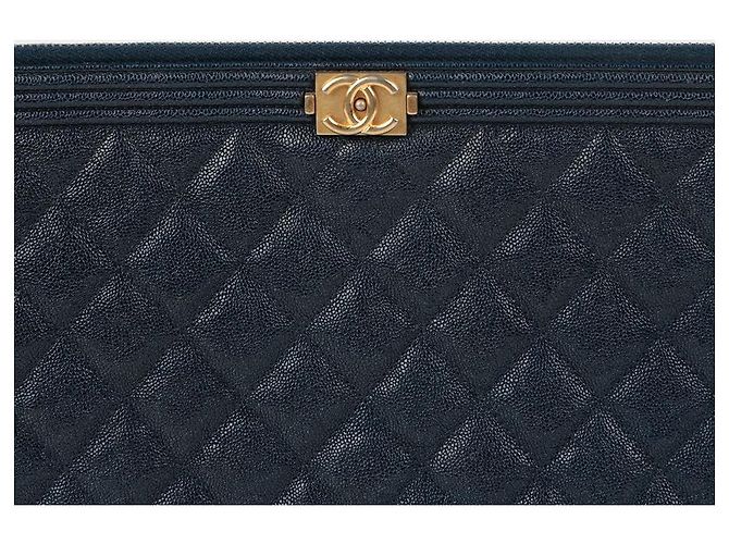 Chanel Clutch Grande Caviar Boy Blu - vista 3