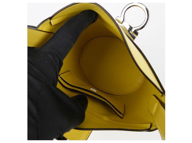 Salvatore Ferragamo Borsa a Spalla Tripolio Bucket Giallo - vista 10