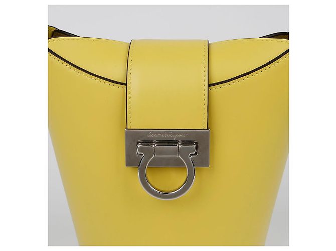 Salvatore Ferragamo Borsa a Spalla Tripolio Bucket Giallo - vista 3