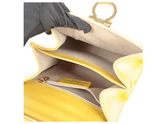 Salvatore Ferragamo Bolso de mano Kelly Medium con asa superior Amarillo - vista 15