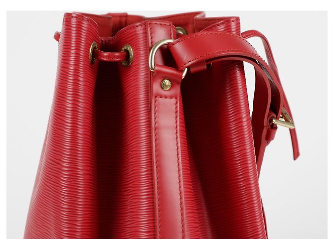 Louis Vuitton Borsa a Spalla Noé in Epi Rosso - vista 11