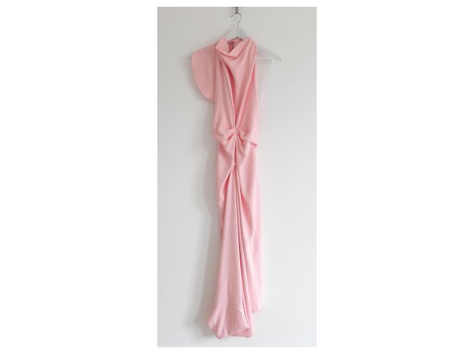 Vestido maxi drapeado asimétrico rosa Victoria Beckham Otoño 2024 - vista 3