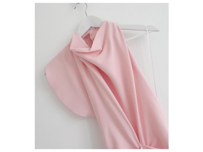 Vestido maxi drapeado asimétrico rosa Victoria Beckham Otoño 2024 - vista 4