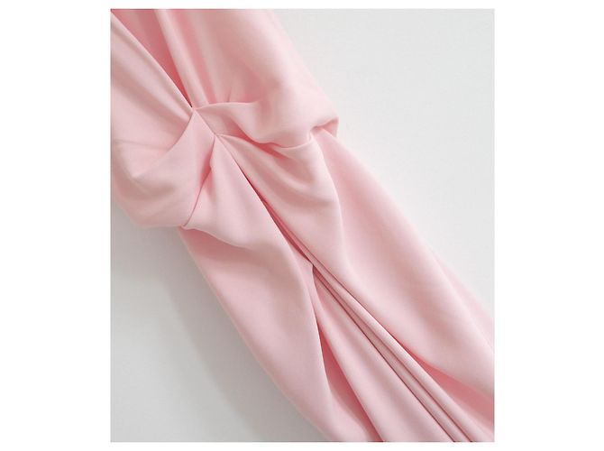 Vestido maxi drapeado asimétrico rosa Victoria Beckham Otoño 2024 - vista 5