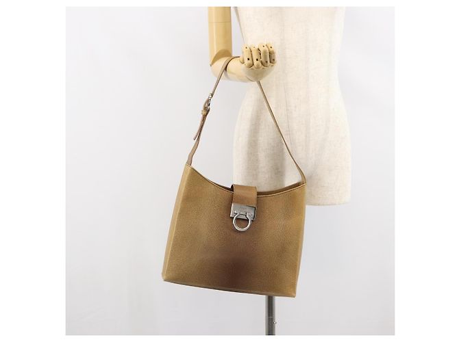 Borsa a Spalla Gancini in Pelle Beige Argento Auth 161036 di Salvatore Ferragamo - vista 23