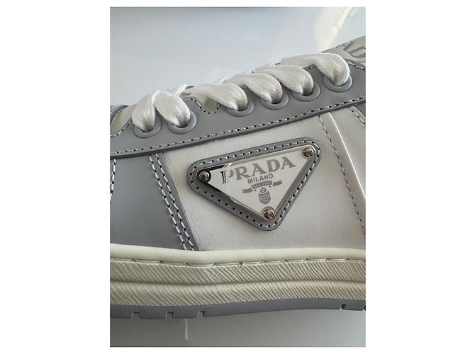 Baskets Prada Downtown en cuir perforé blanc - vue 9