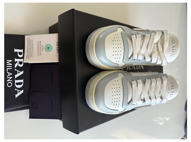 Baskets Prada Downtown en cuir perforé blanc - vue 10