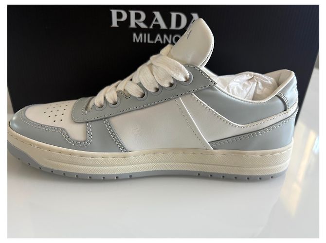 Baskets Prada Downtown en cuir perforé blanc - vue 13