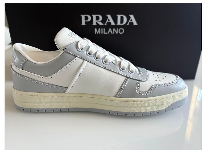 Baskets Prada Downtown en cuir perforé blanc - vue 14
