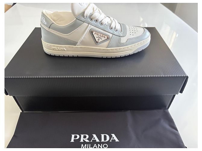 Baskets Prada Downtown en cuir perforé blanc - vue 4