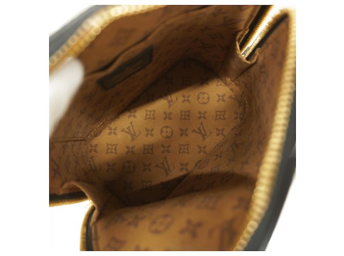 Zaino Alma Epi Louis Vuitton M25103 Nero - vista 4