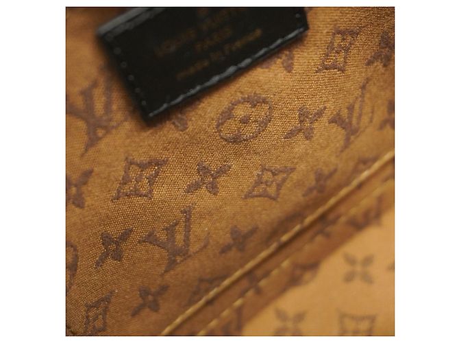 Zaino Alma Epi Louis Vuitton M25103 Nero - vista 9