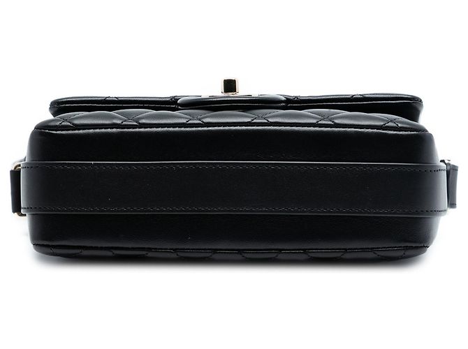 Bolero de Chanel em couro de bezerro acolchoado preto - vista 3