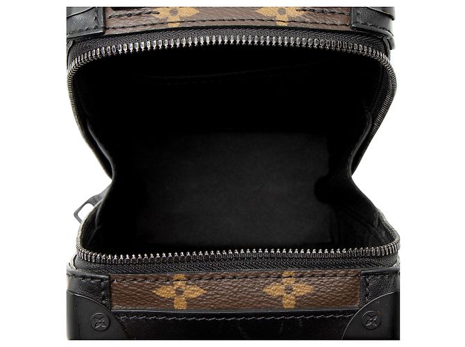 Borsa Trunk Vertical Soft in Tela Monogram Tuffetage di Louis Vuitton Nero - vista 7