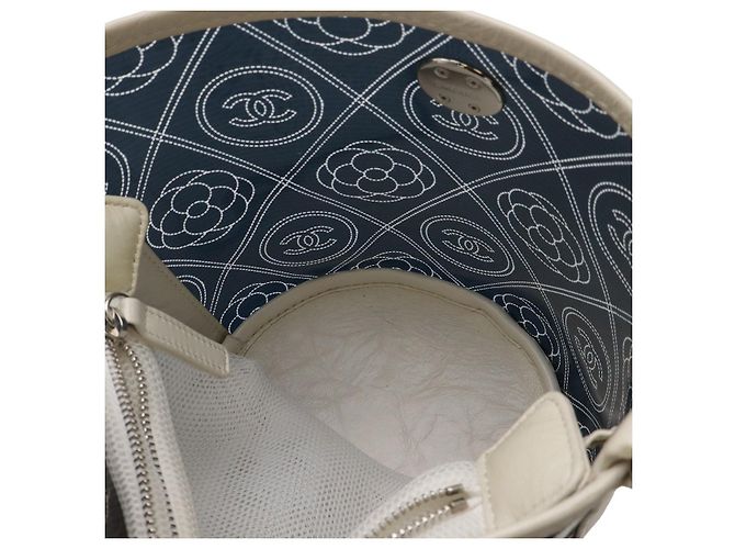 Borsa a spalla in pelle vinilica Camelia di Chanel Nero - vista 5