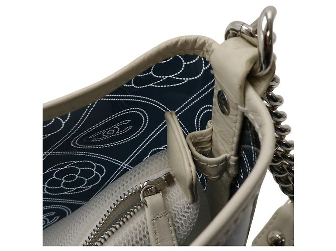 Borsa a spalla in pelle vinilica Camelia di Chanel Nero - vista 6