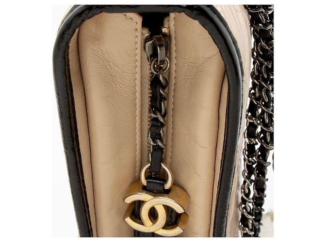 Chanel Gabrielle Medium Hobo in pelle di vitello invecchiata Marrone Beige - vista 9