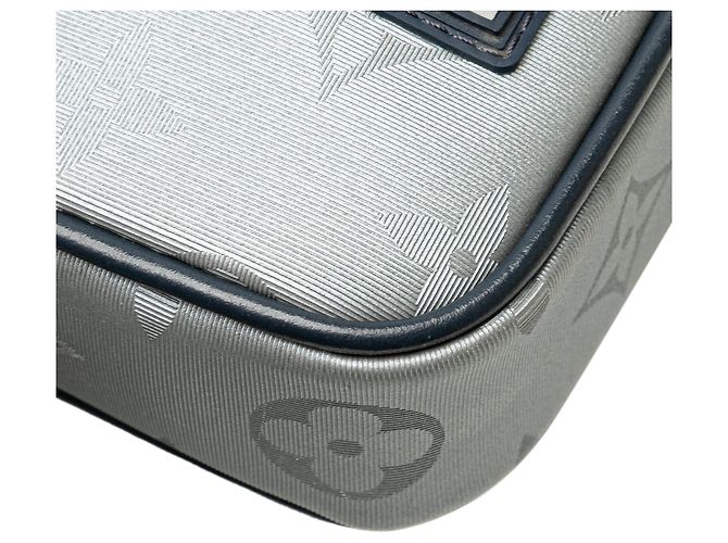Clutch Satellite Alpha Monogram Louis Vuitton Grigio - vista 10