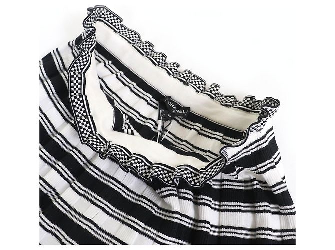 Timeless Gonna Mini Multi-Bordi Logo COCO Mark di Chanel Nero Bianco - vista 4