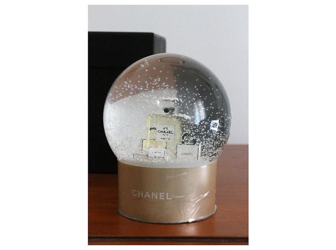 Globo de neve Chanel de vidro N°5 e bolsas - vista 2