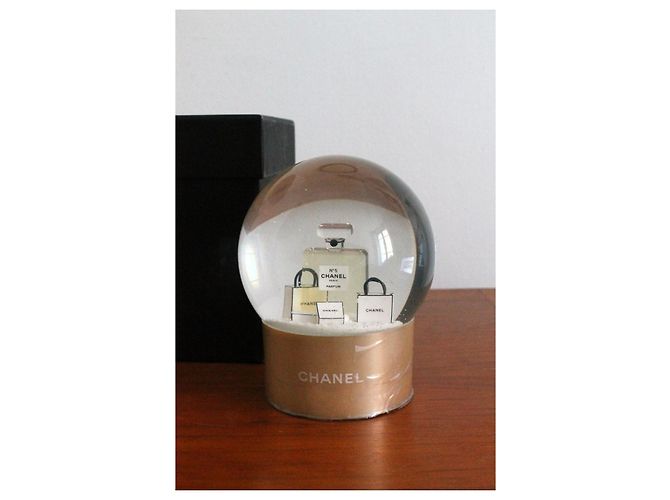 Globo de neve Chanel de vidro N°5 e bolsas - vista 4