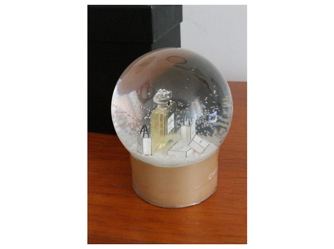 Globo de neve Chanel de vidro N°5 e bolsas - vista 6