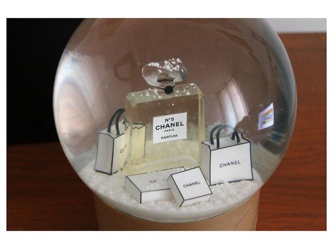 Globo de neve Chanel de vidro N°5 e bolsas - vista 7