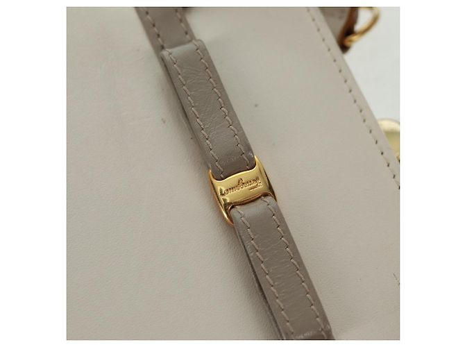 Borsa a mano Vala in pelle 2 in 1 bianca e oro Auth 160802 di Salvatore Ferragamo Bianco D'oro - vista 19