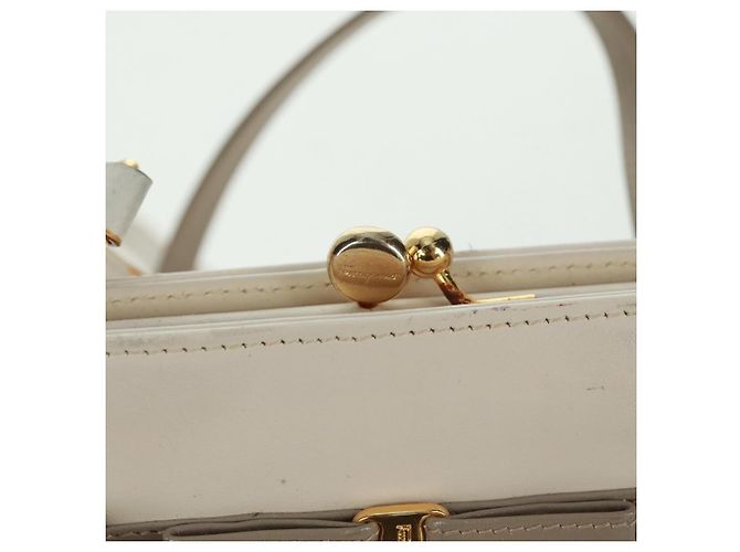 Borsa a mano Vala in pelle 2 in 1 bianca e oro Auth 160802 di Salvatore Ferragamo Bianco D'oro - vista 21