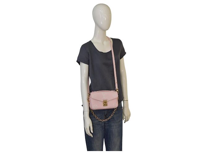 Bolsa de couro rosa pó Monogram Empreinte Giant Pochette Métis da Louis Vuitton - vista 19
