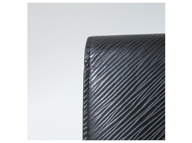 Cartera Compacta Twist Epi Louis Vuitton Negro - vista 5