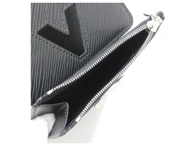 Cartera Compacta Twist Epi Louis Vuitton Negro - vista 8