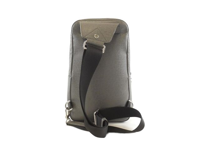 Bolso bandolera Avenue Taiga Louis Vuitton Gris - vista 2