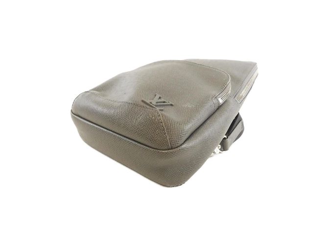 Bolso bandolera Avenue Taiga Louis Vuitton Gris - vista 3