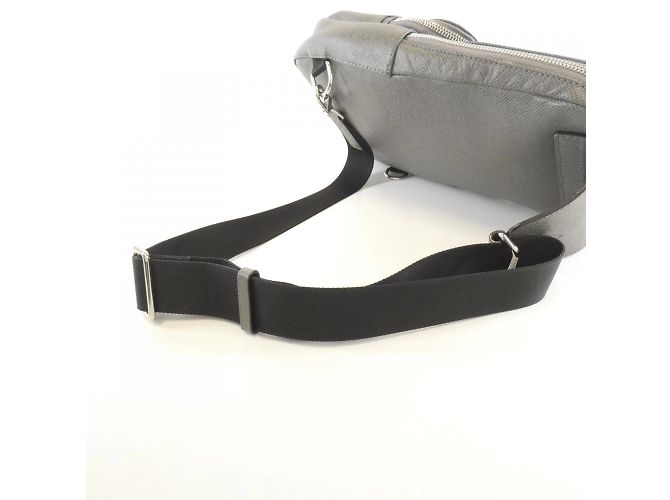 Bolso bandolera Avenue Taiga Louis Vuitton Gris - vista 7
