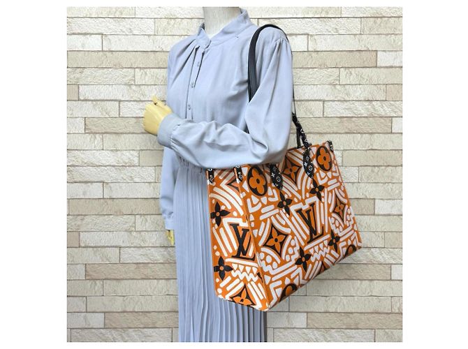 Borsa a spalla On the Go GM LV Crafty della collezione capsule Louis Vuitton - vista 2