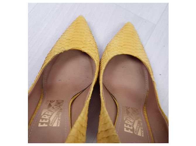 Salvatore Ferragamo scarpe gialle a punta - vista 10