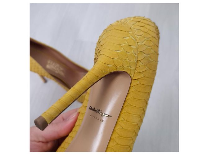 Salvatore Ferragamo scarpe gialle a punta - vista 11