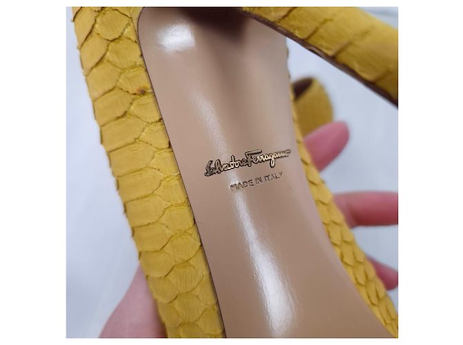 Salvatore Ferragamo scarpe gialle a punta - vista 8