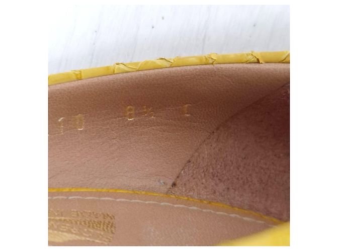 Salvatore Ferragamo scarpe gialle a punta - vista 9