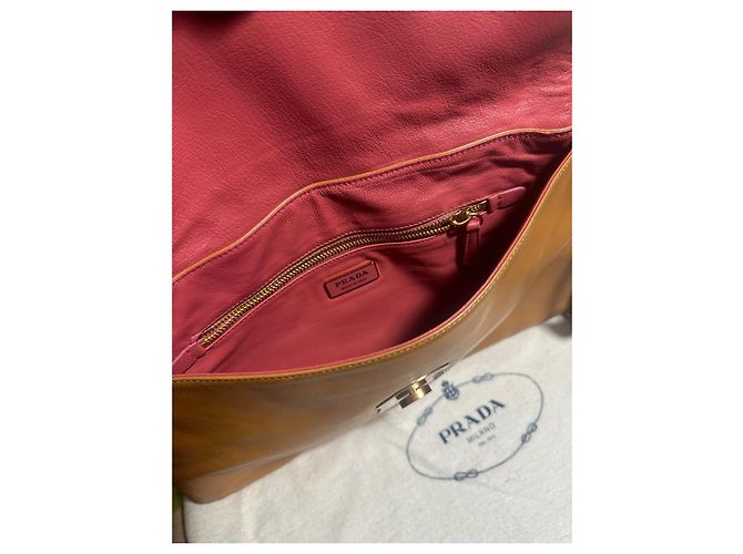 Prada Schultertasche aus Kamelleder mit Fransen - Ansicht 16