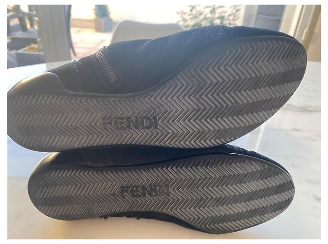 Stivali Fendi in suede nero foderati in pelliccia - vista 3