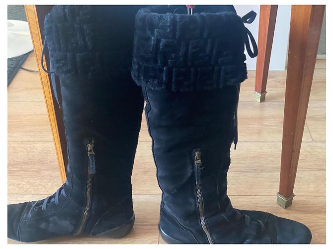 Stivali Fendi in suede nero foderati in pelliccia - vista 5