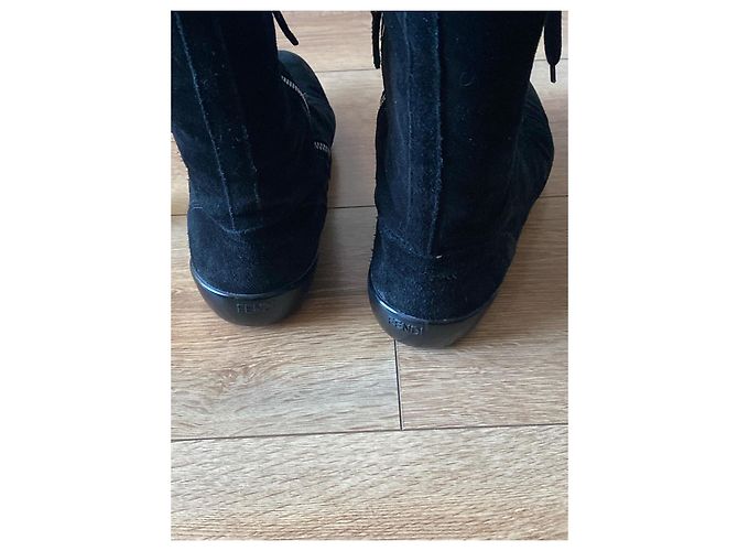 Stivali Fendi in suede nero foderati in pelliccia - vista 7